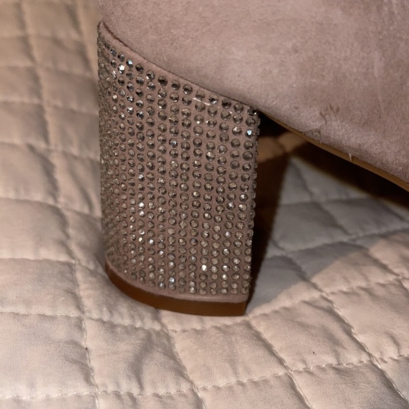 NIB- KARL LAGERFELD PARIS TAUPE LEATHER RHINESTONE BLOCK HEELS SZ 9.5 “Solaine” - Picture 4 of 11